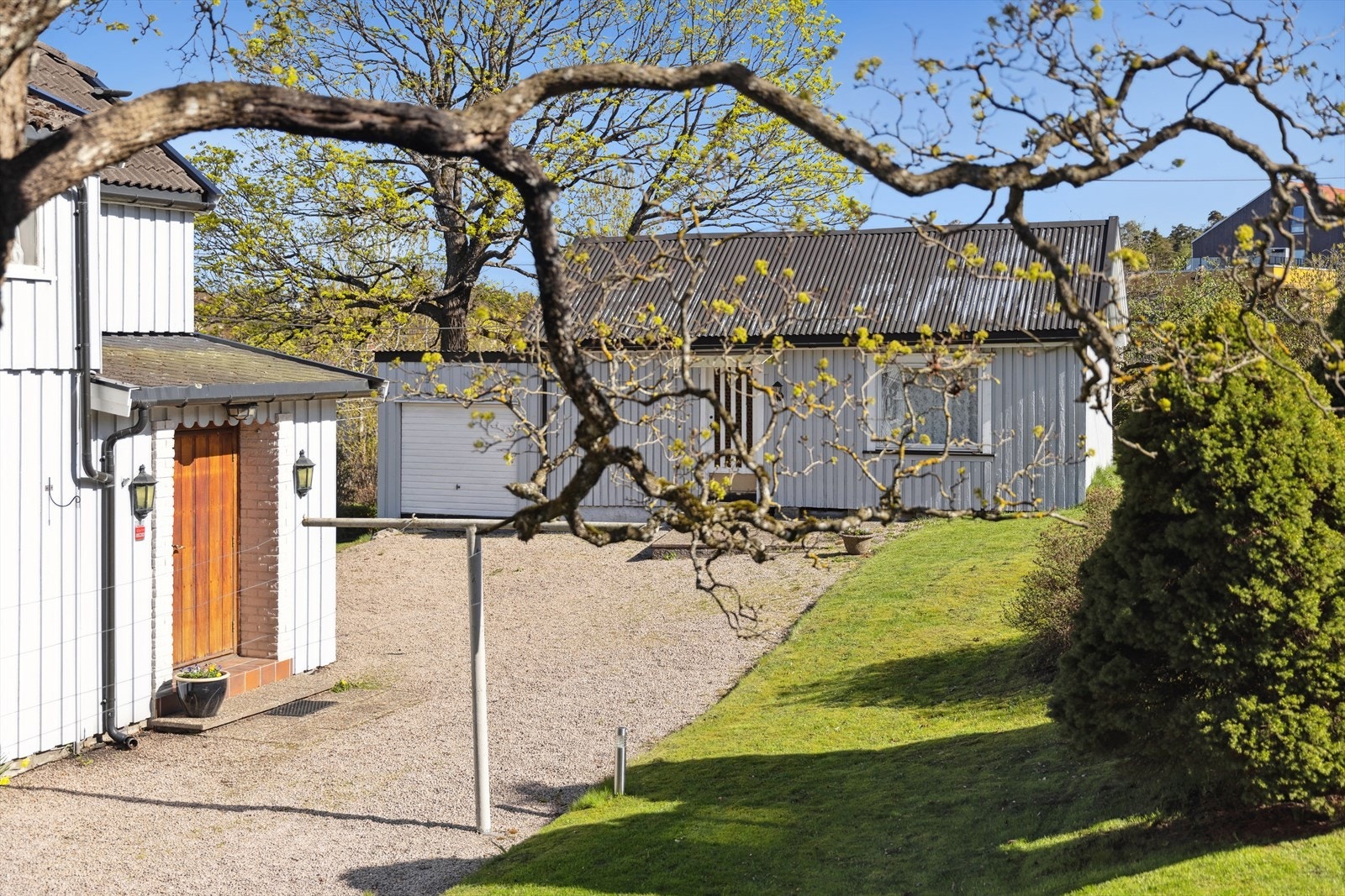 Nydelig opparbeidet hage som omkranser eiendommen. Galleribilde