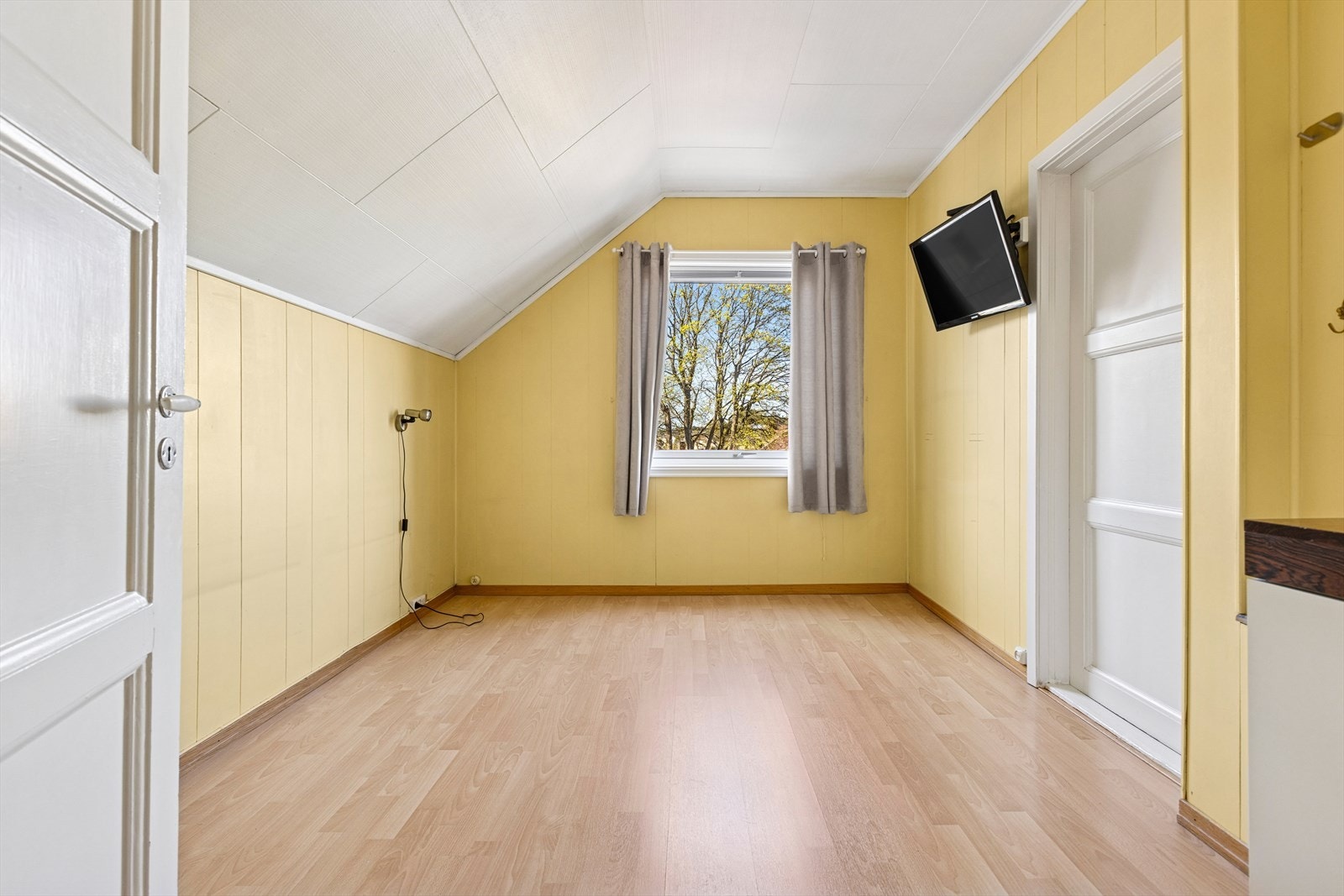 I 2. etg. er det romslige rom med god plass og gode lysforhold. Galleribilde