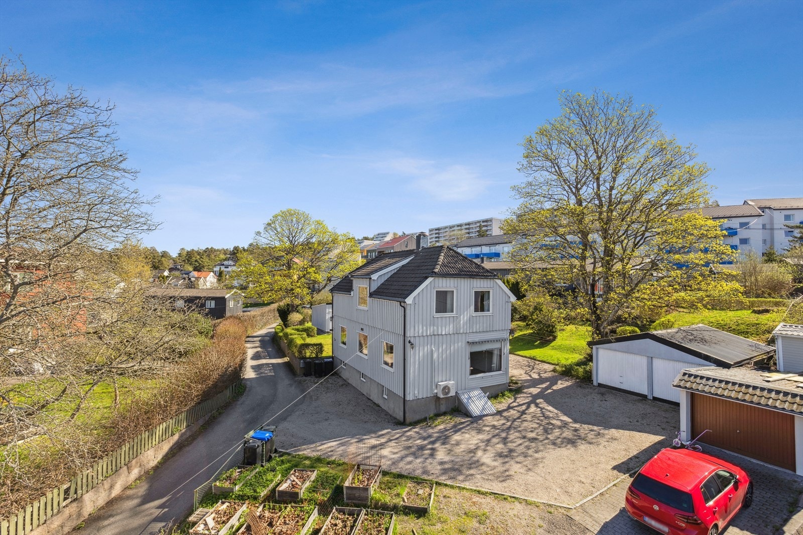 Eiendommen ligger i et veletablert og populært boligområde, kun kort gangavstand fra Fredrikstad sentrum. Galleribilde