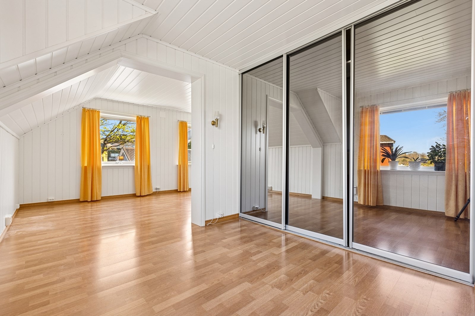 Praktisk og romslig skyvedørsgarderobe for lagring og oppbevaring. Galleribilde