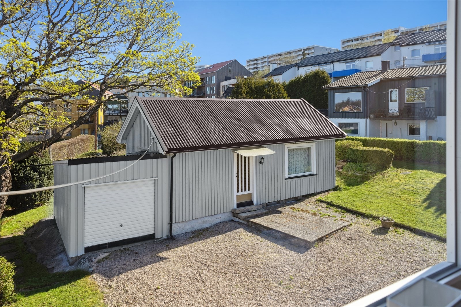 Uthus med flott utsikt fra stua. Gir en sjarmerende og praktisk tillegg til eiendommen. Galleribilde