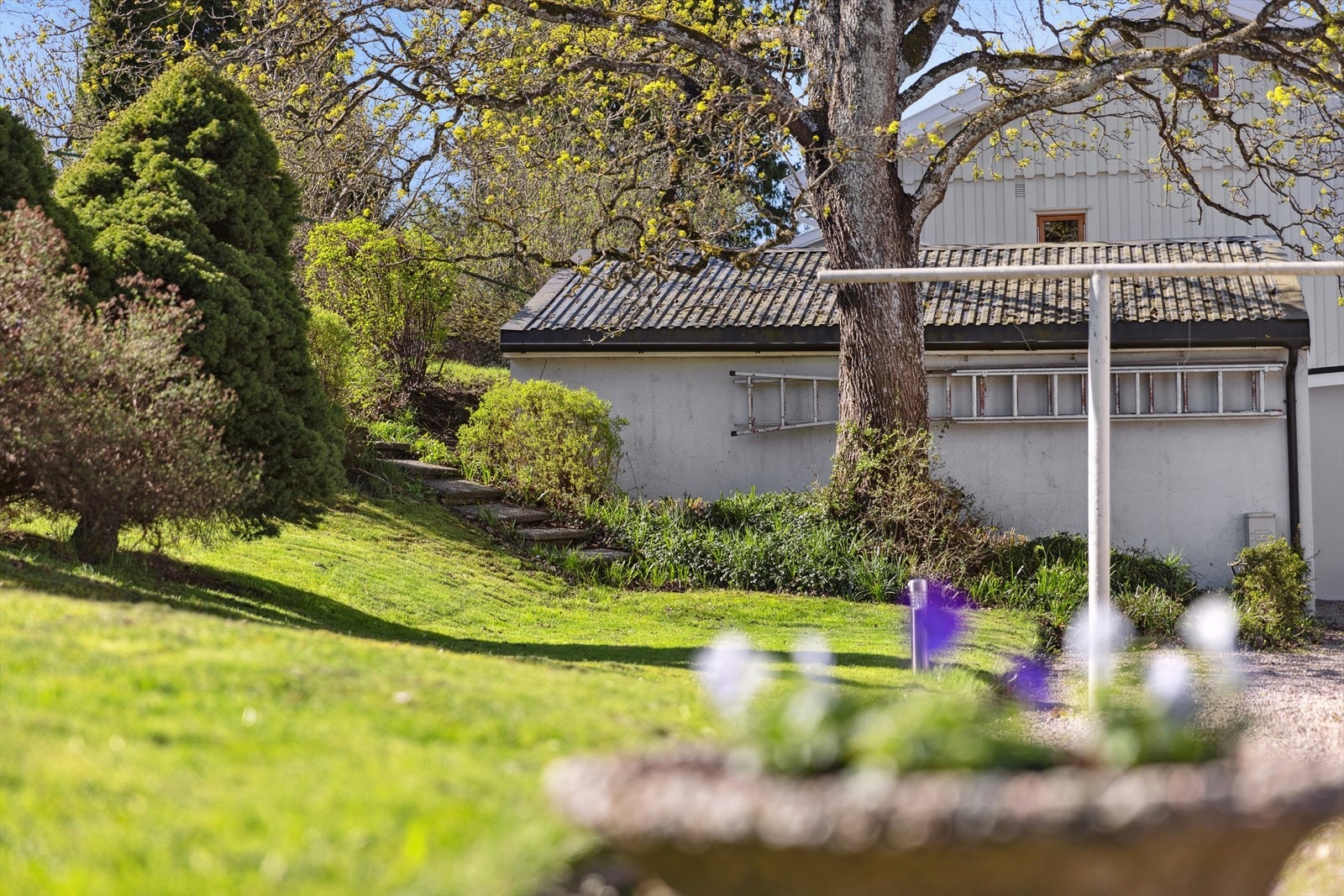 Barnevennlig og pen hage med rikelig plass til de minste for lek og moro. Perfekt for familier som ønsker et trygt og hyggelig uteområde Galleribilde