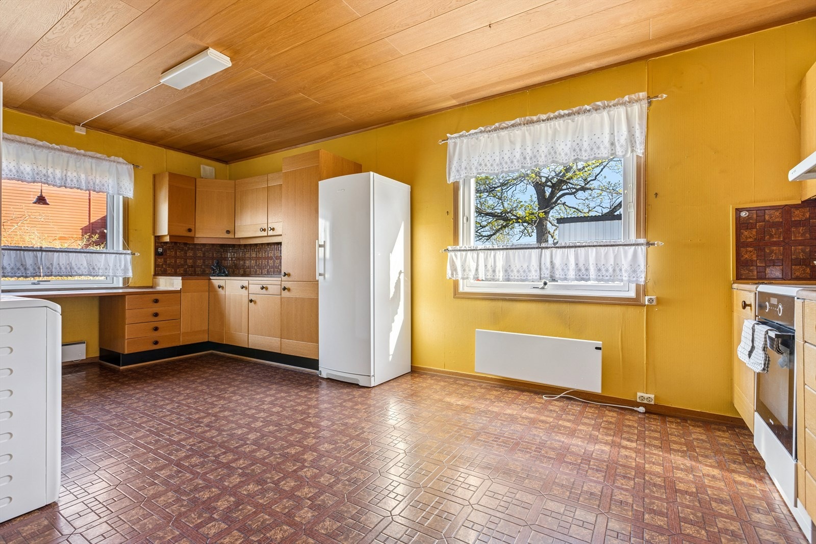 De store vindusflatene inviterer lyset og naturen inn og skaper en hyggelig atmosfære. Galleribilde