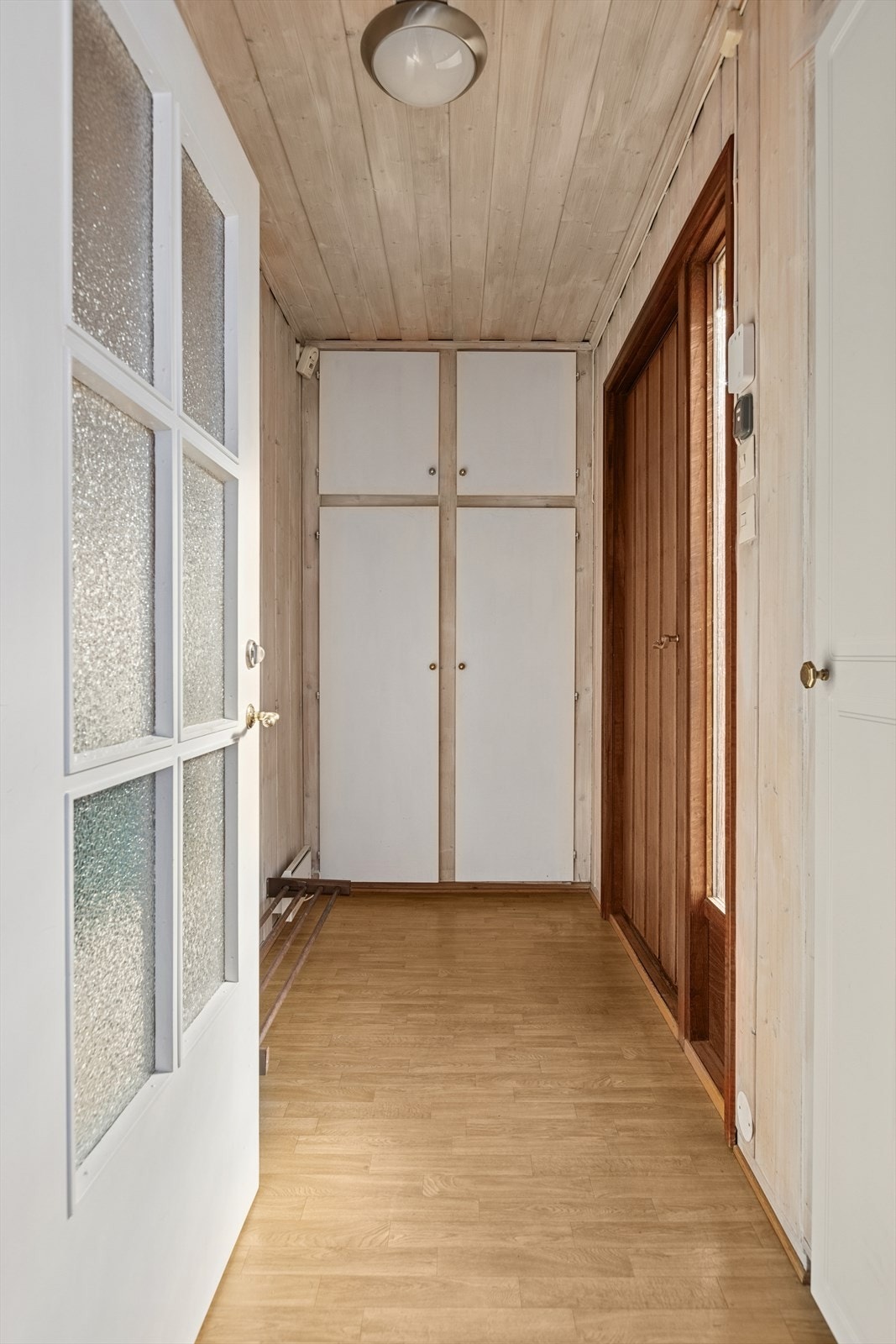 Her er det god plass for etablering av praktiske løsninger for oppheng av jakker og sko, noe som bidrar til å holde området ryddig og organisert. Galleribilde