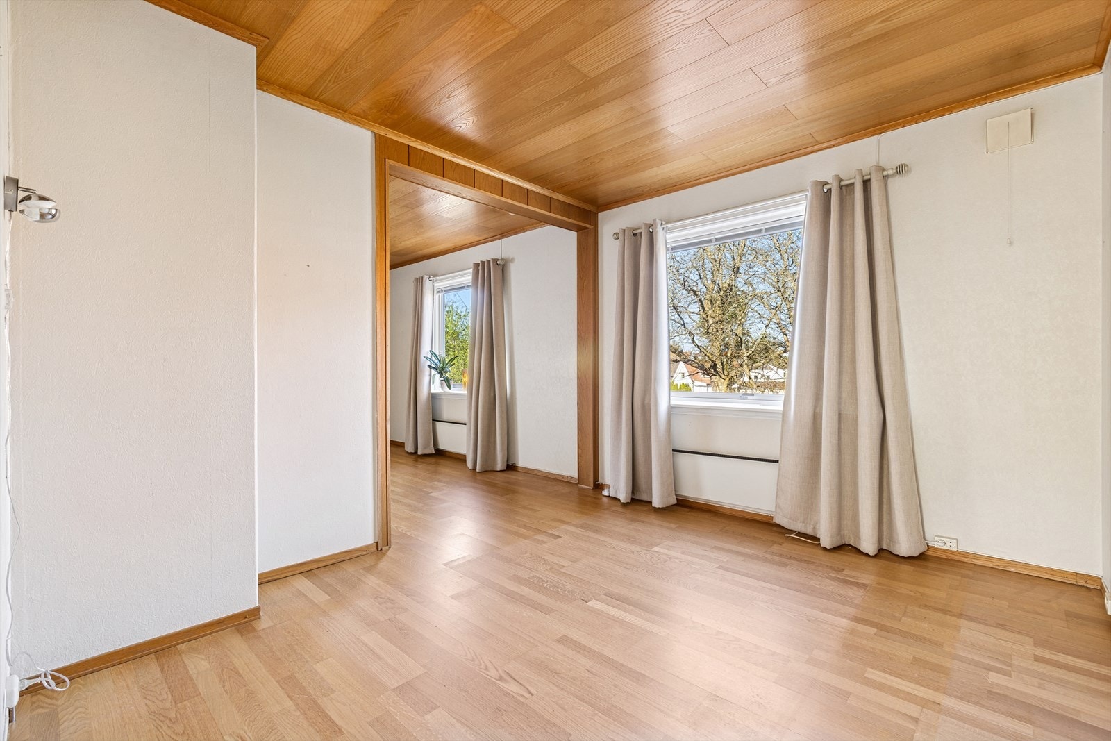 Stuen er luftig og romslig og innbyr til både avslapning og sosialt samvær. Galleribilde