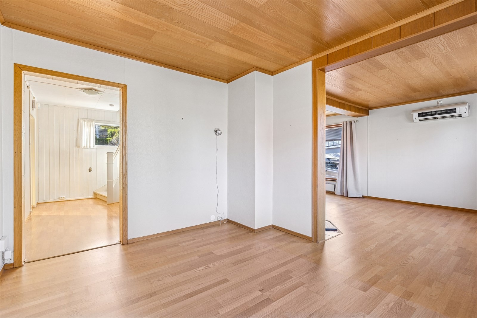 Det er installert varmepumpe i stue i 1. etg. og i gangen (trapp) i 2.etg. Varmepumper er produsert i 2012 (stue) og 2008 (gang). Galleribilde