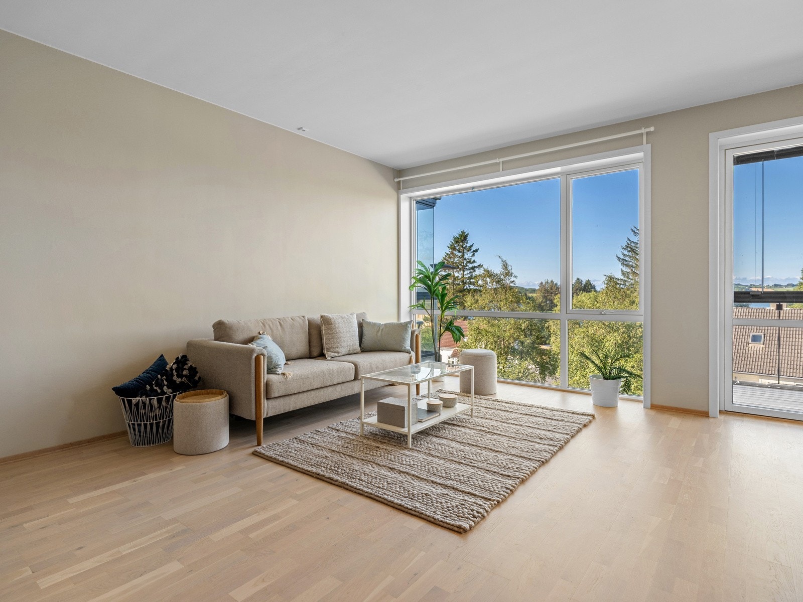 Her er det god plass til både sofagruppe, TV-løsning og spisebord, noe som gjør rommet godt egnet både for hverdag og sosiale sammenkomster. Galleribilde