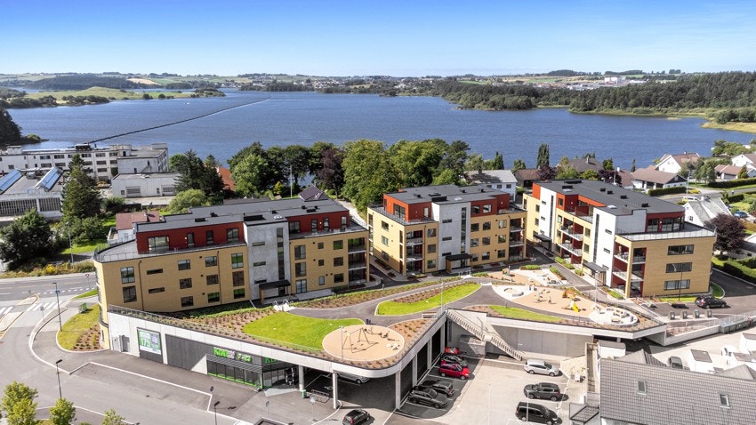 Fellesområdet rundt bygget er pent opparbeidet med parkmessig preg. Galleribilde