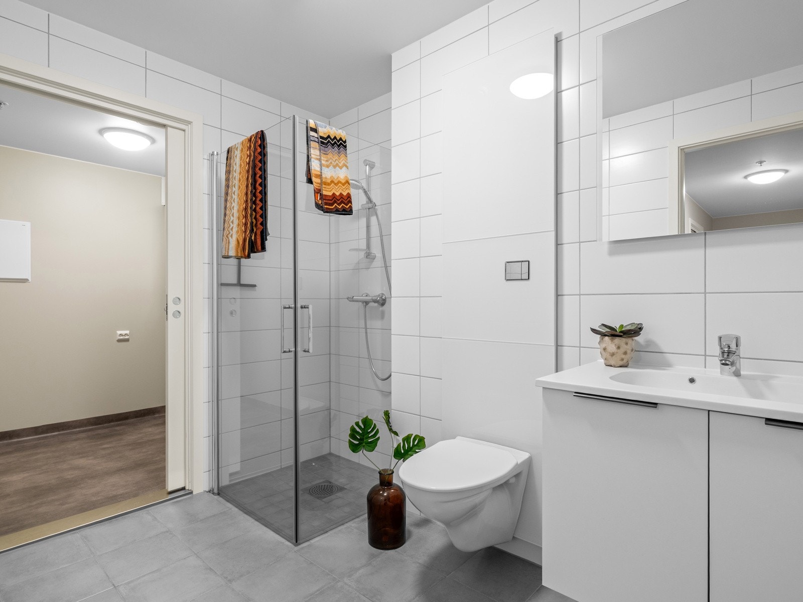 Badet er helfliset med fliser på både gulv og vegger. Galleribilde