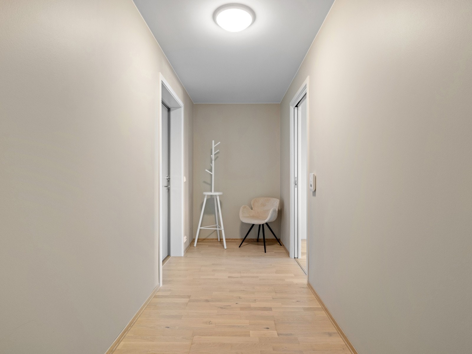 Lys og innbydende entré med plass til garderobeløsning. Galleribilde