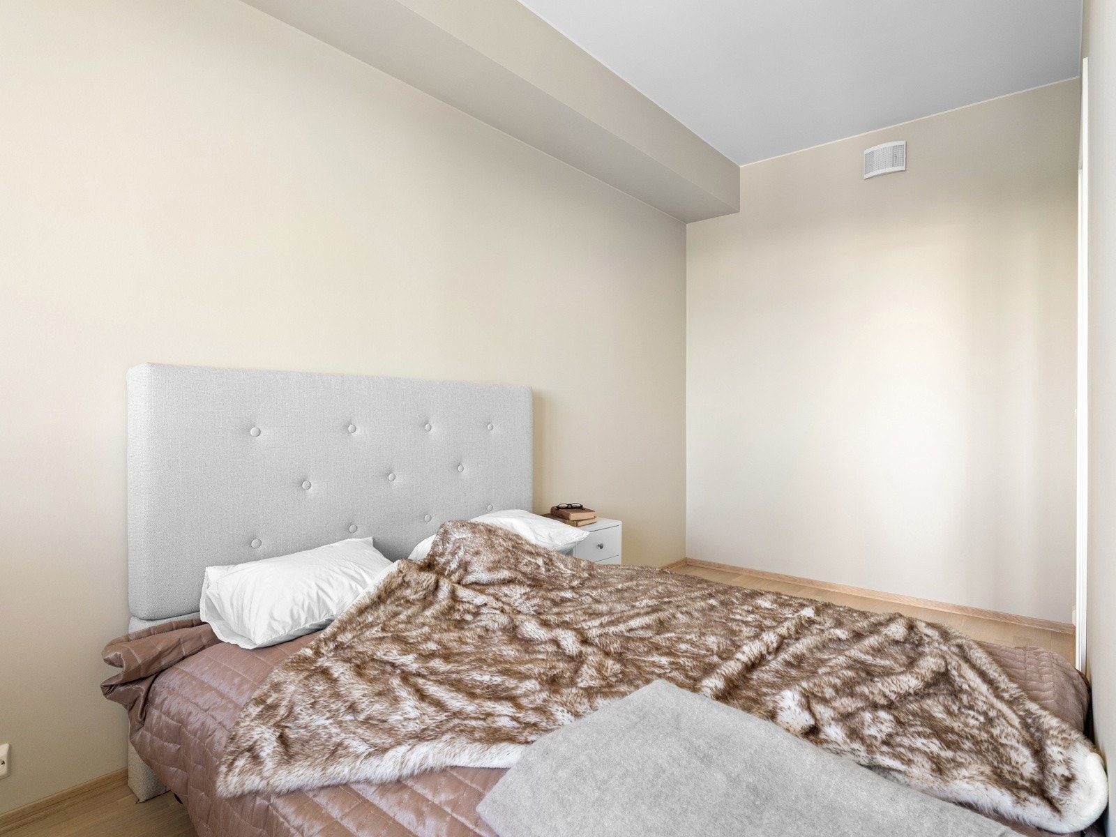 Rommet har lyse overflater og 3-stavs parkett, som gir et rolig og behagelig uttrykk. Galleribilde