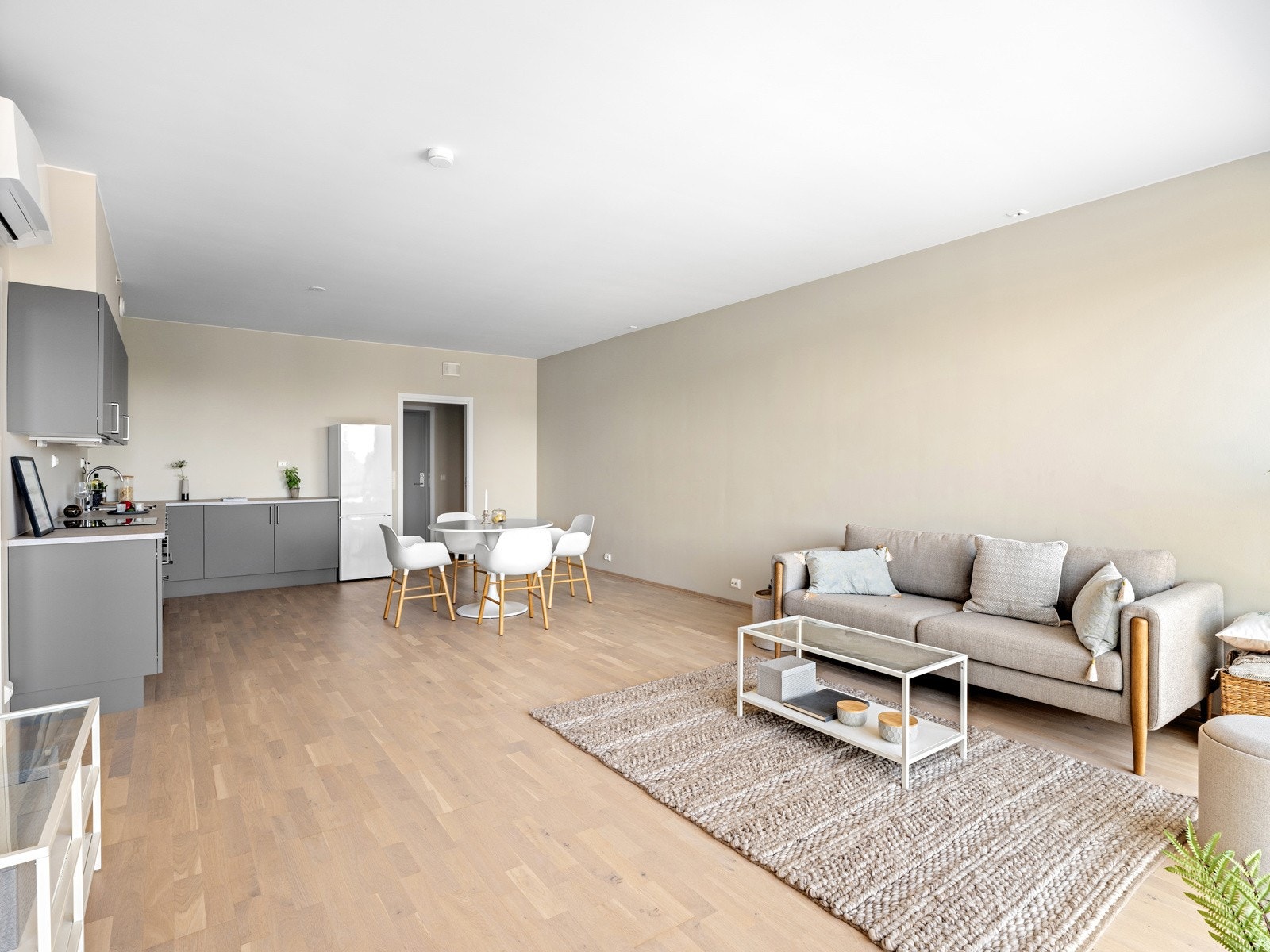 Den lyse fargepaletten kombinert med 3-stavs parkett på gulv gir en gjennomført og tidløs stil. Galleribilde