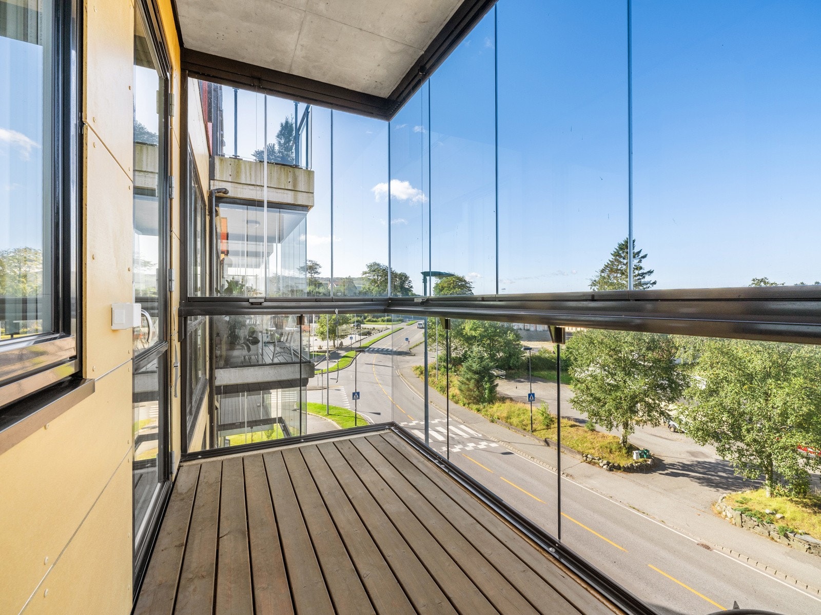 Her er det plass til sittegruppe, og glassfeltene kan åpnes etter behov for å slippe inn frisk luft på varme dager. Galleribilde