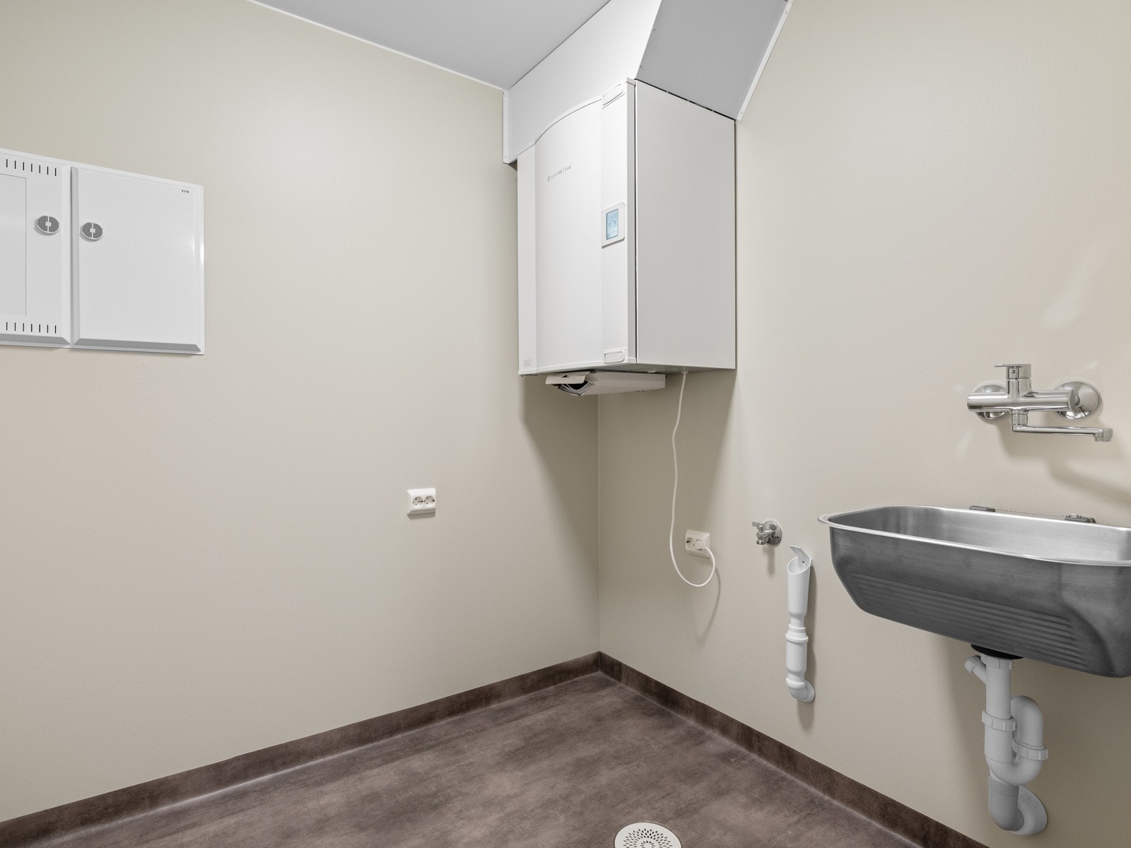 Vaskerommet ligger separat og har belegg på gulvet samt utslagsvask. Galleribilde