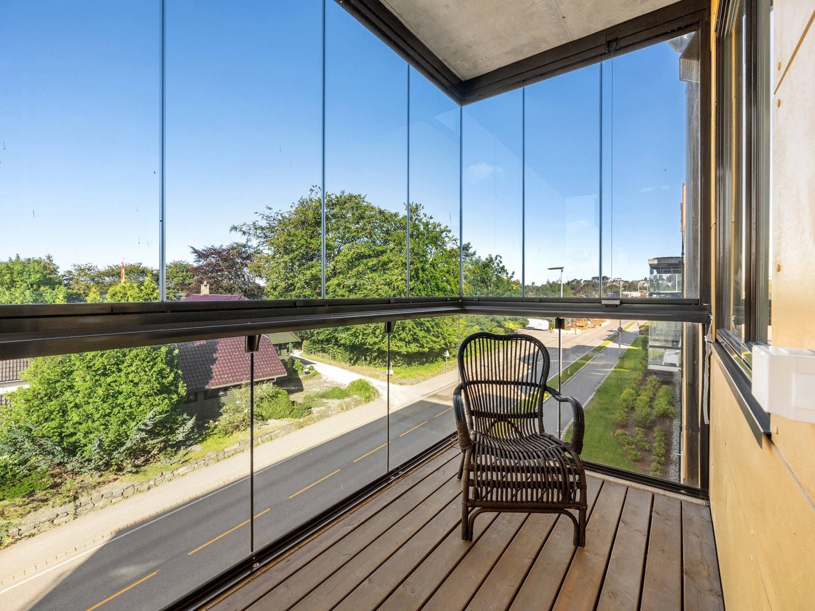 Leiligheten har en romslig, innglasset balkong som fungerer som et ekstra oppholdsrom store deler av året. Galleribilde