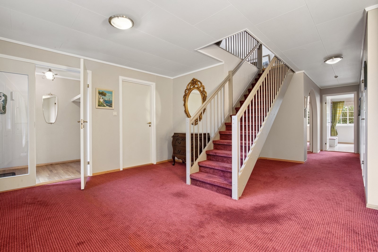 I underetasjen er det inngang enten tørrskodd fra garasjen eller via entrédøren. Galleribilde