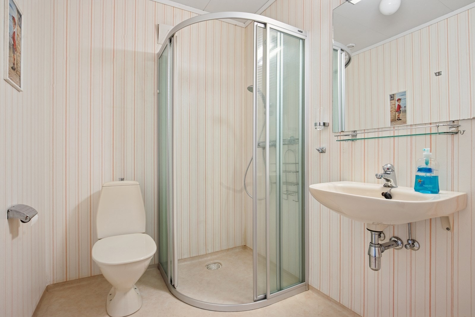 Bad i underetasjen utstyrt med servant, toalett og dusjvegger/hjørne. Galleribilde