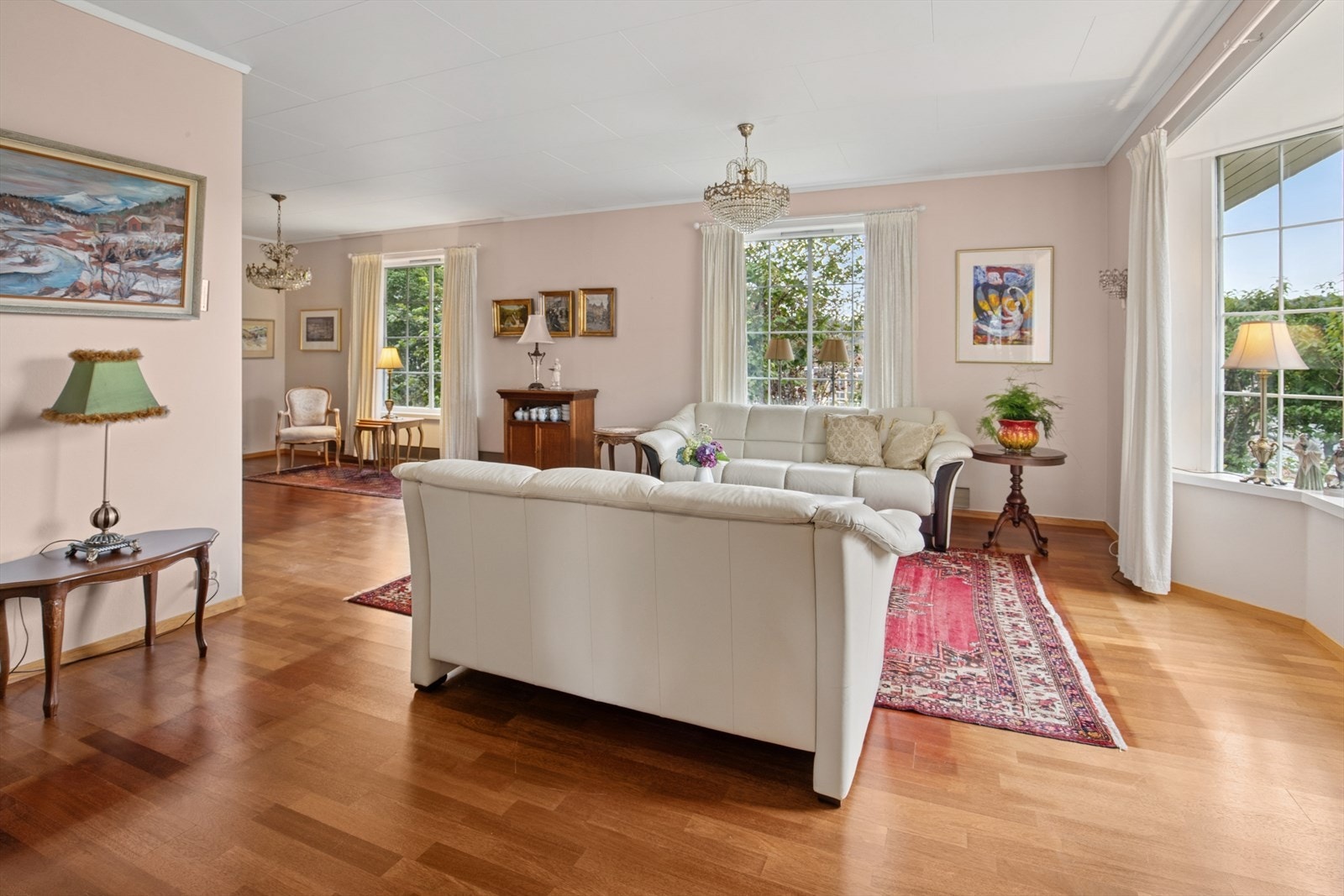 Den romslige stuen gjør det enkelt å innrede i ulike soner med sitteplasser for hele familien. Galleribilde