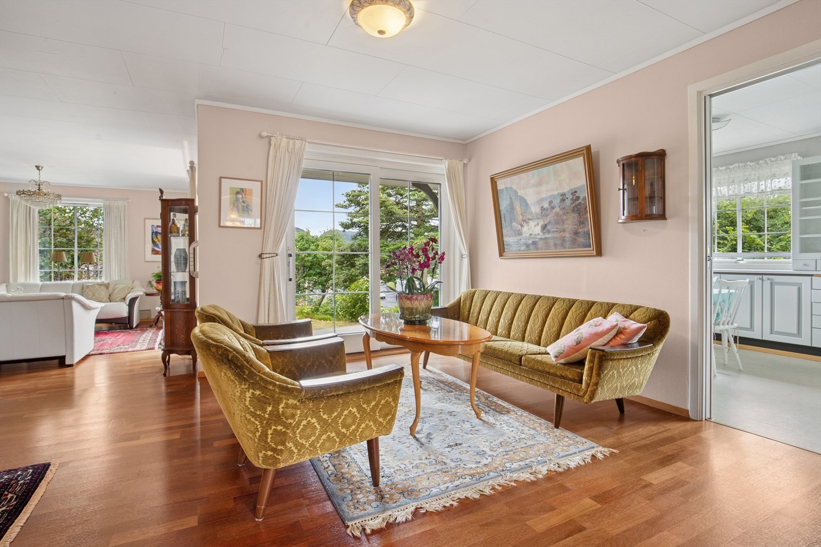 Stuens størrelse og utforming gjør den enkel å innrede. Galleribilde