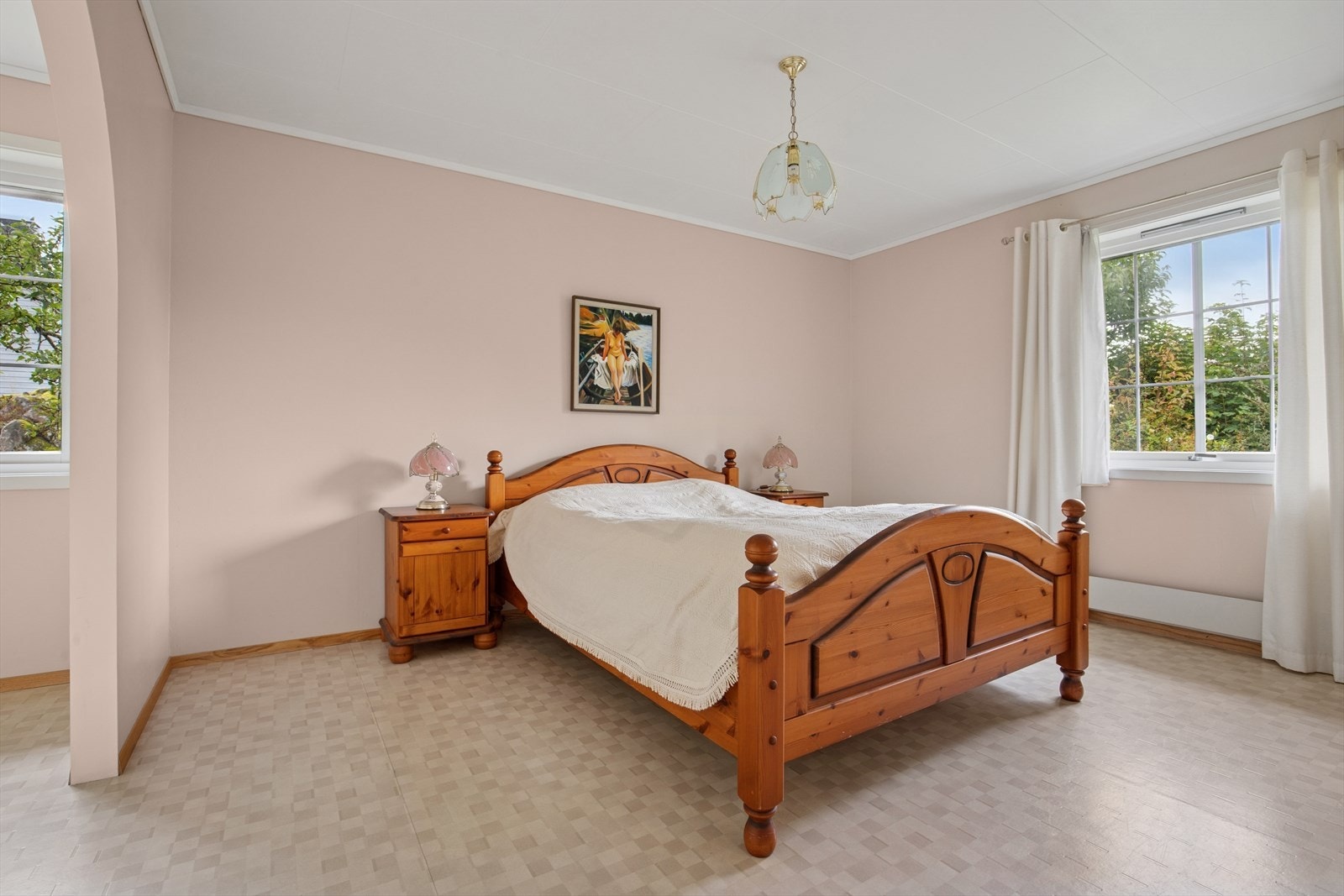 Hovedsoverommet har god plass til seng og tilhørende møbler. Galleribilde