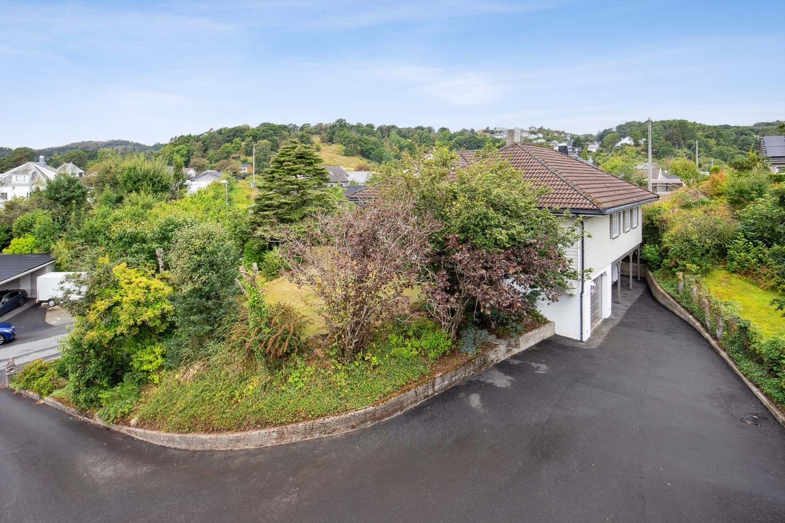 Årstadveien 6 ligger i et barnevennlig og etablert boligområde, med en tilbaketrukket beliggenhet kun noen minutter fra Sokndal sentrum. Galleribilde