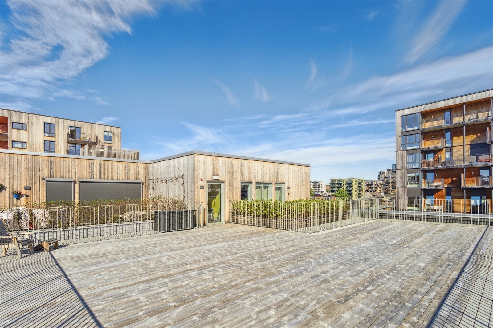 Bygget har en stor felles takterrasse med gode solforhold Galleribilde