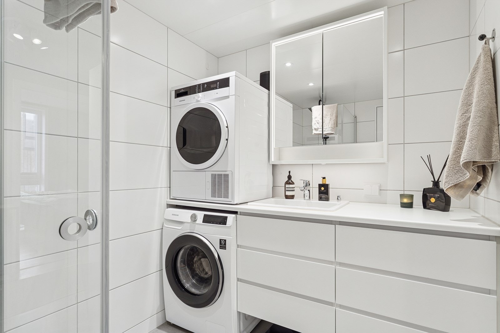 Badet har romslig innredning, speilskap med sminkelys og plass til både vaskemaskin og tørketrommel. Galleribilde