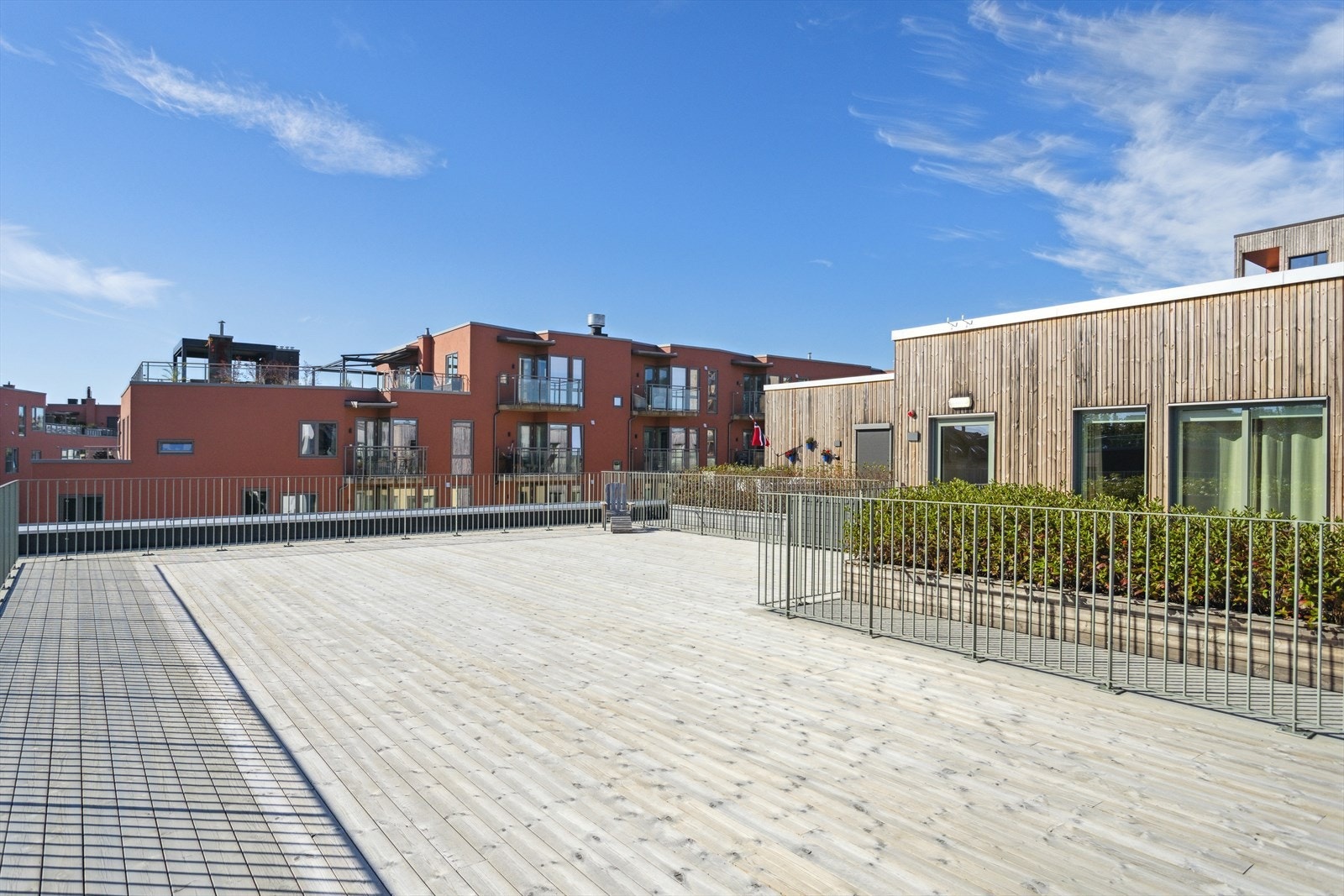Bygget har en stor felles takterrasse med gode solforhold Galleribilde