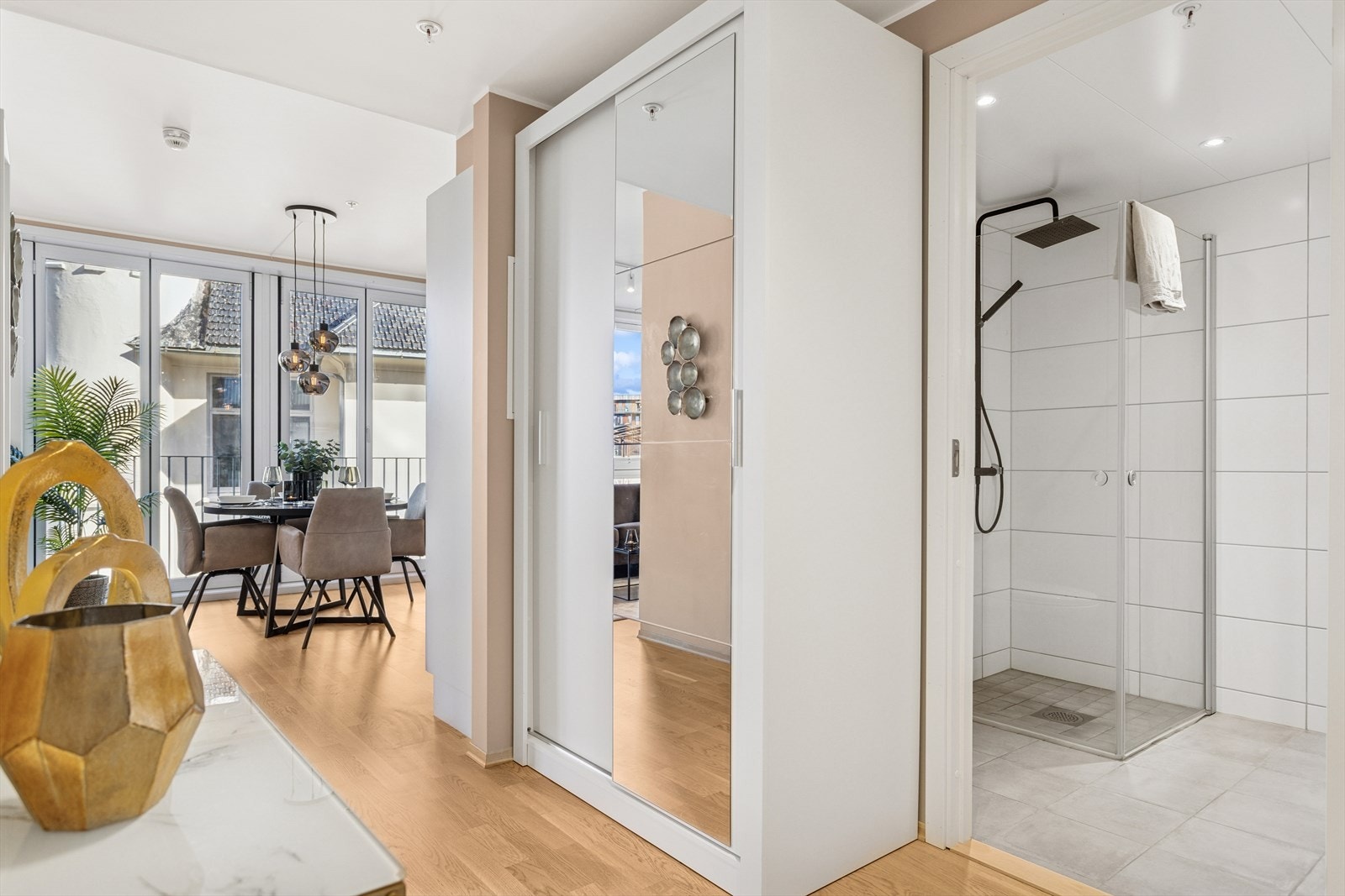 Garderobe i gang Galleribilde
