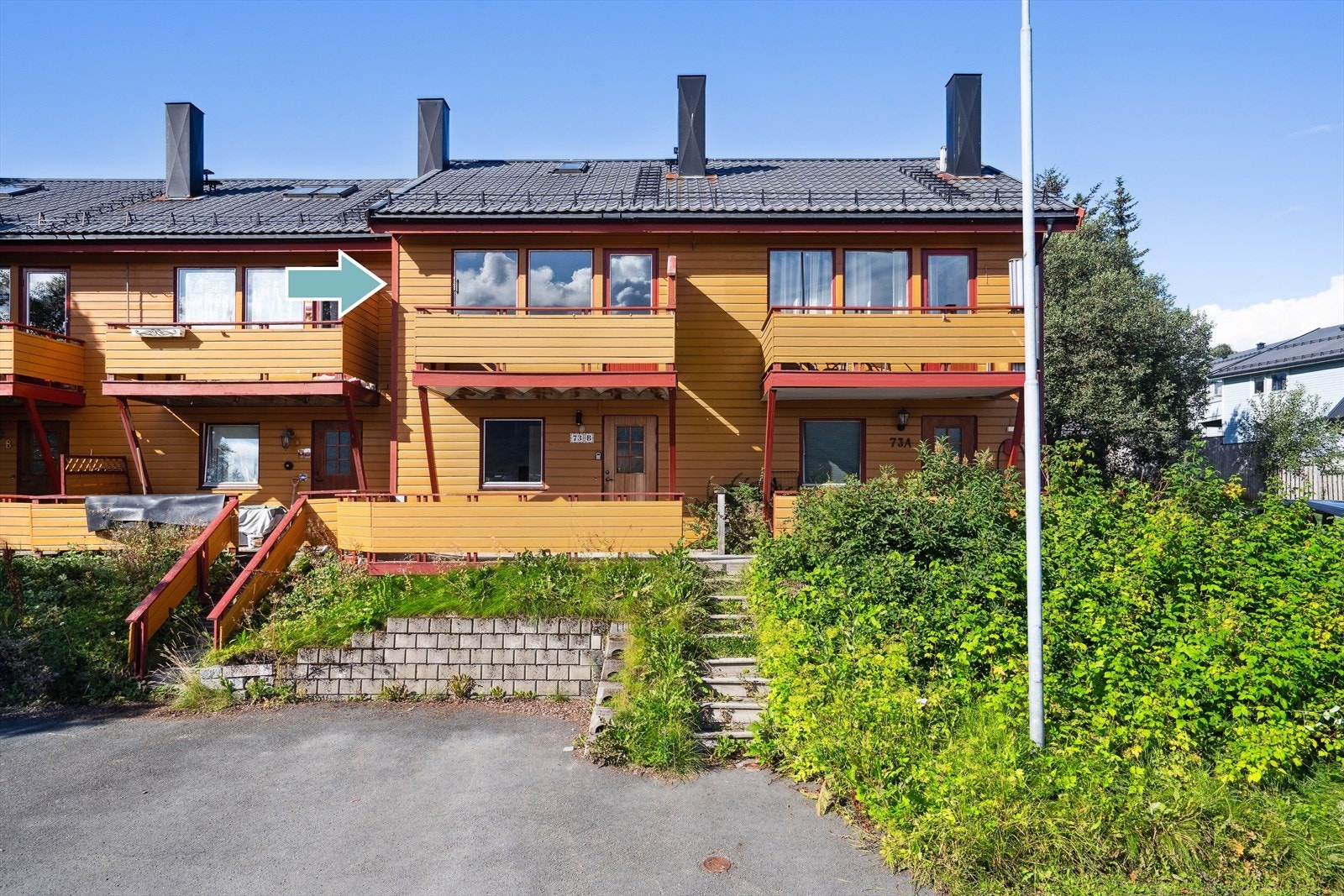 Det er gang- og sykkelavstand til sentrum, og området har gode kollektivforbindelser med hyppige bussavganger som gir enkel tilgang til hele byen. Galleribilde