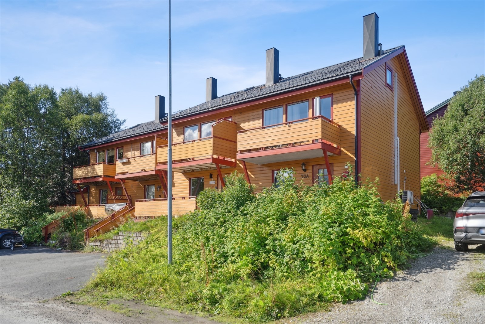 Rekkehuset har en attraktiv og sentral beliggenhet på Tromsøya, nærmere bestemt i Borgtun/Breivika, et veletablert og familievennlig boligområde. Galleribilde