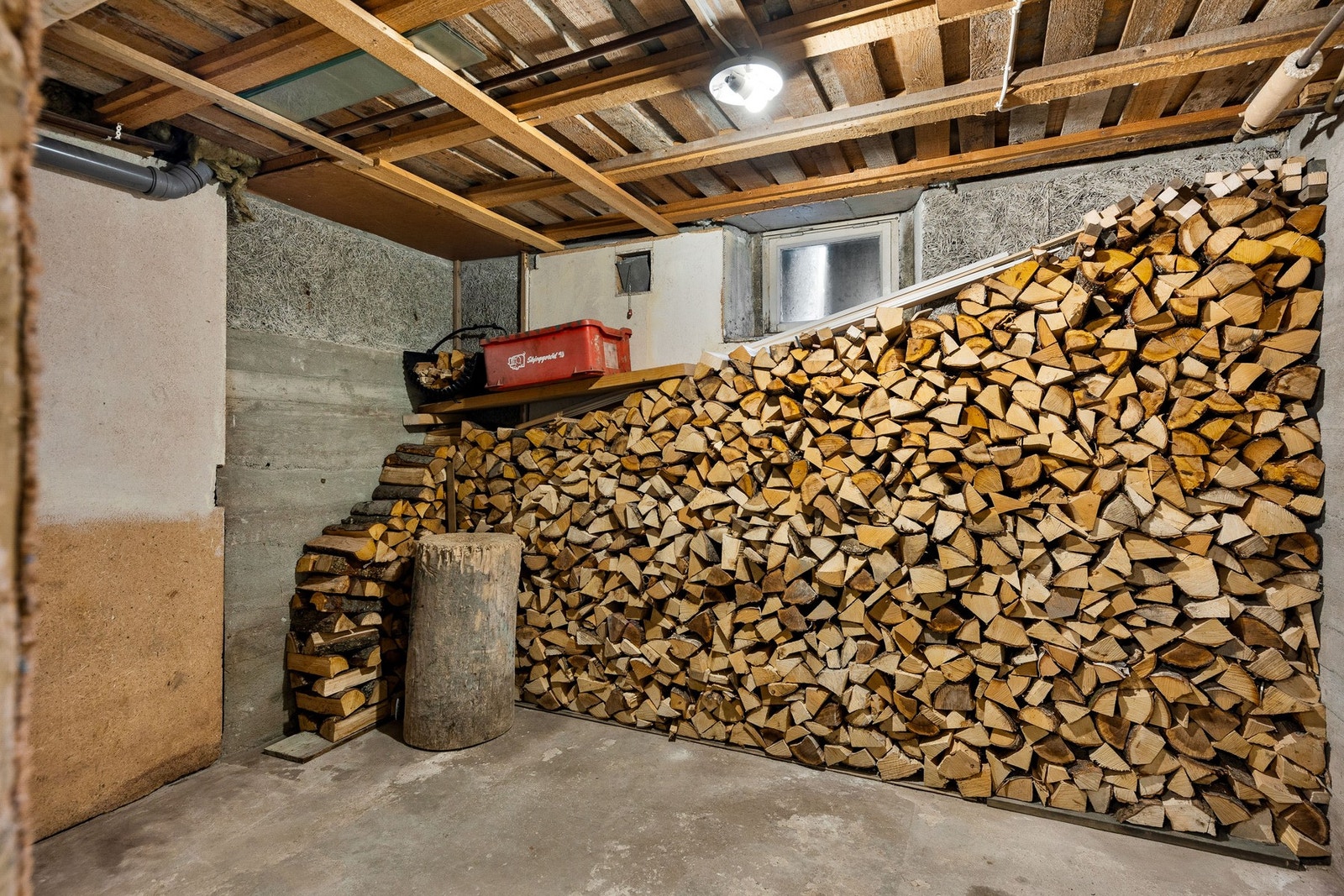 Oppbevaring i bodrom i kjeller. Galleribilde