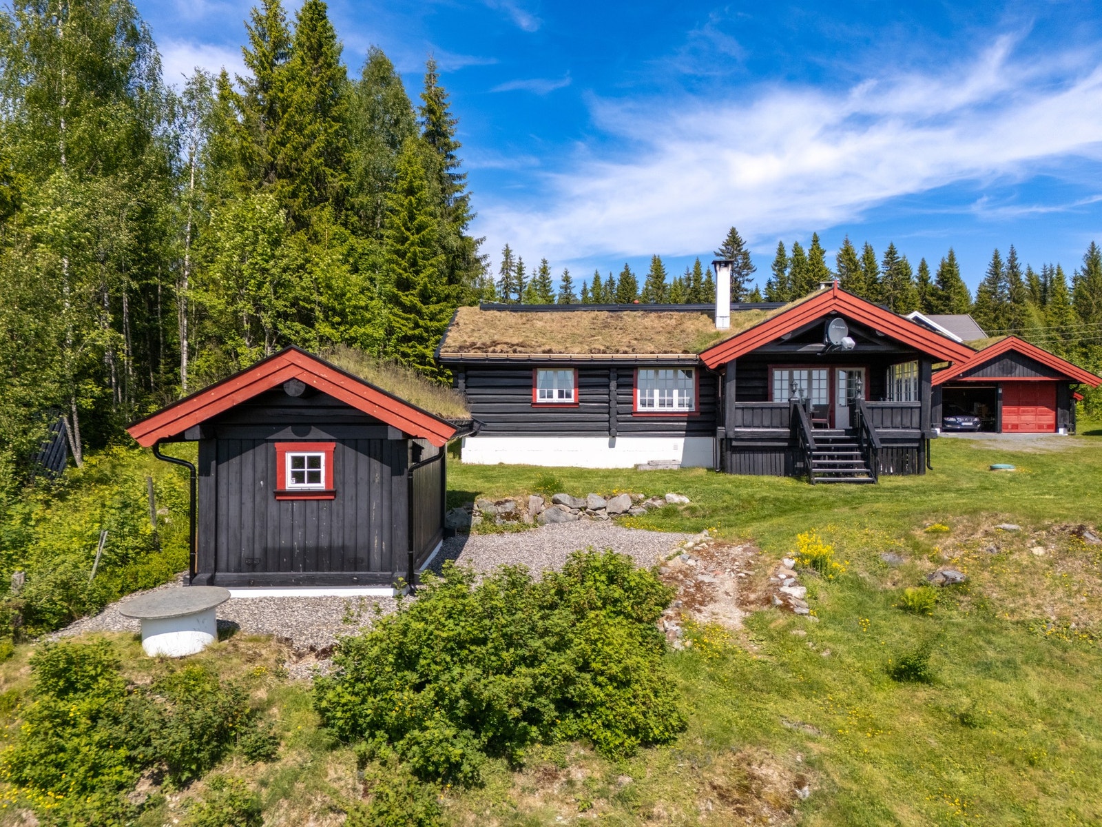 Eiendommen består av fritidsbolig, anneks, uthus/redskapsbod og en dobbeltgarasje. Galleribilde