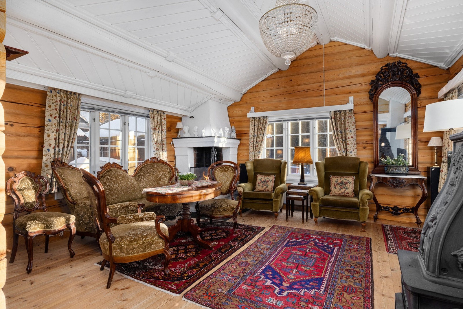 Denne sjarmerende fritidsboligen fremstår innholdsrik med gjennomført materialvalg og en lun atmosfære. Galleribilde