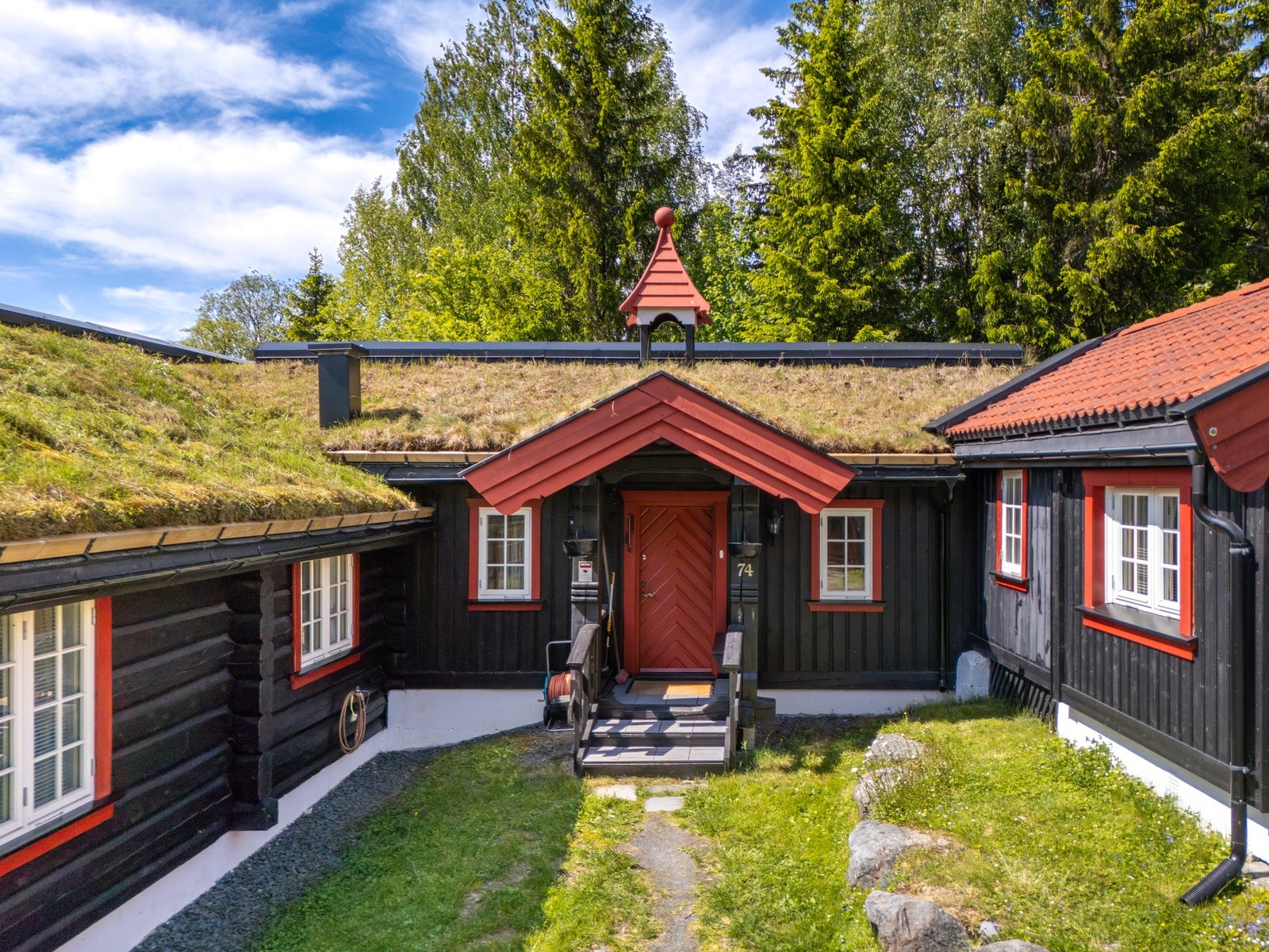 Koselig tun hvor det er godt med boltreplass. Galleribilde