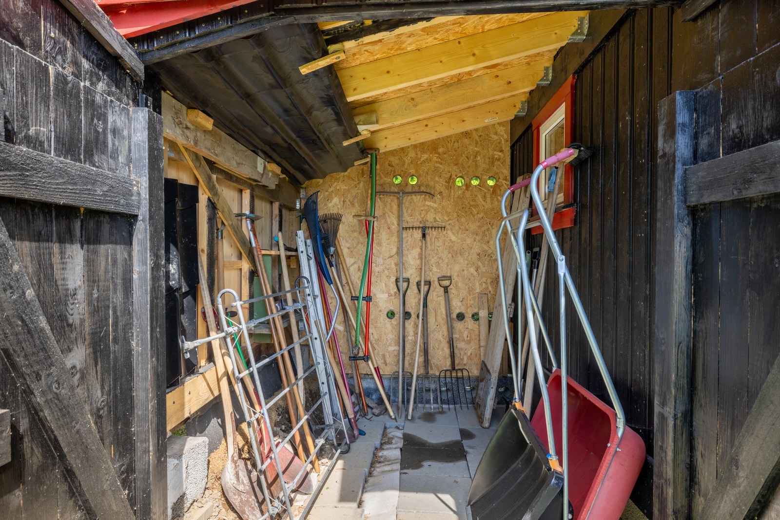 Romslig bod med plass til utstyr og redskap. Galleribilde