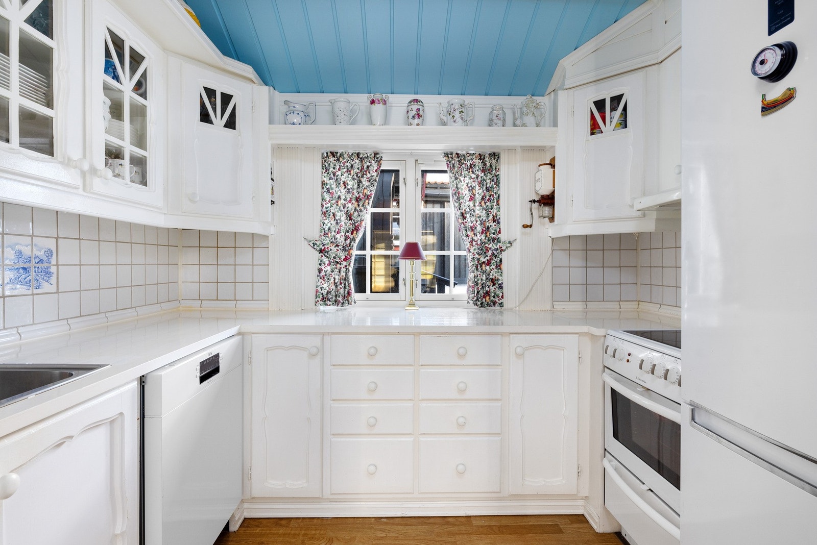 Alt av nødvendige hvitevarer som kjøl/fryseskap, oppvaskmaskin og komfyr gjør at kjøkkenet er fullt utrustet. Galleribilde