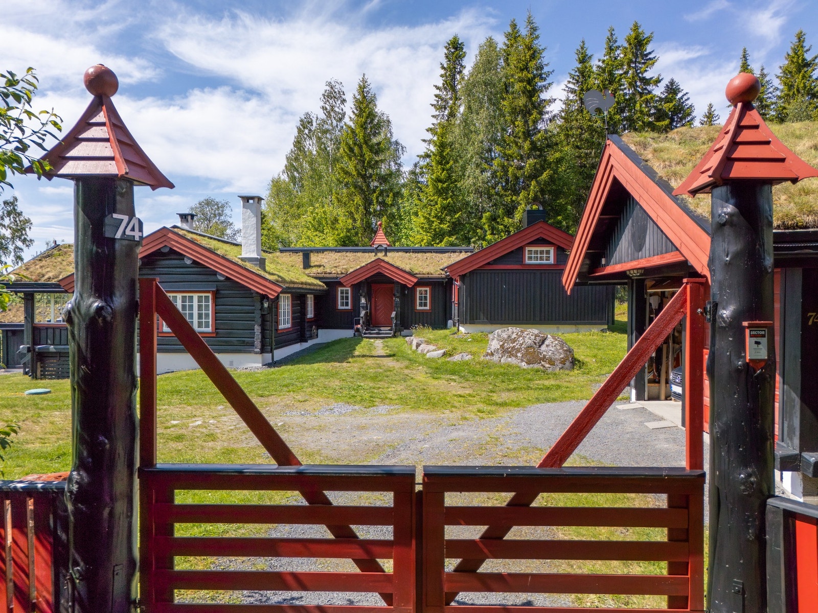 Port og innkjørsel gir en lun ramme rundt tunet, og eiendommen har en naturlig overgang til skog og natur. Galleribilde