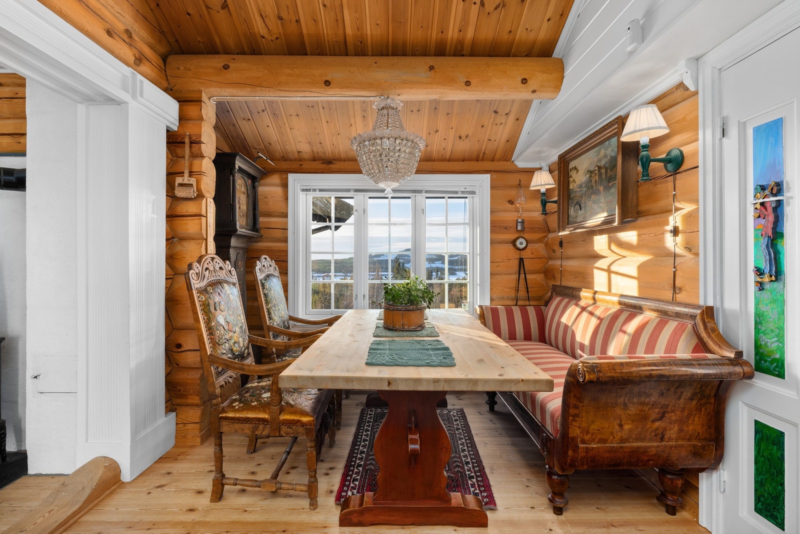 Koselig spiseplass ved vinduet. Galleribilde