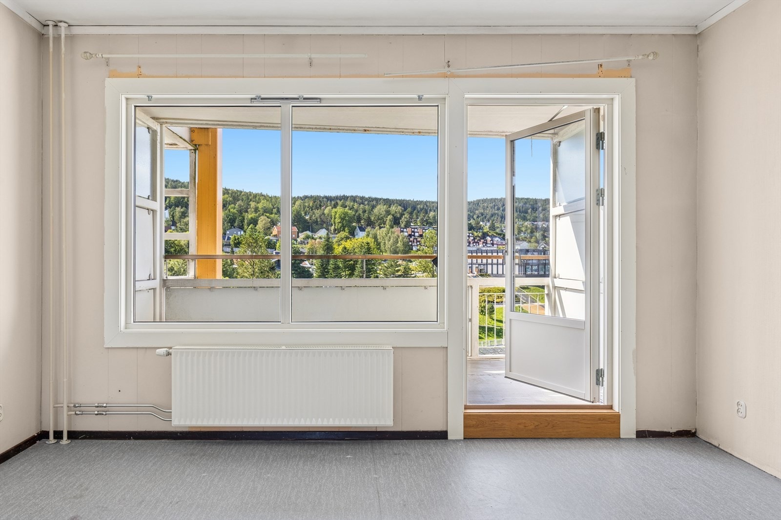 Fra stuen er det utgang til boligens balkong Galleribilde