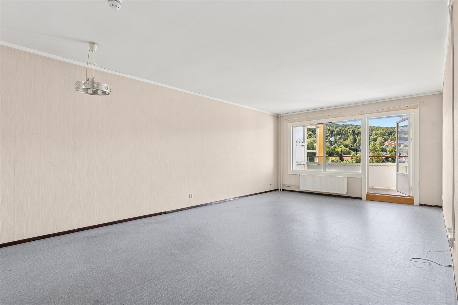 Boligen har en romslig stue med flere møbleringsmuligheter. Her kan du skape en personlig og koselig sone - Med god plass til både sofagruppe og spiseplass er mulighetene mange. Galleribilde