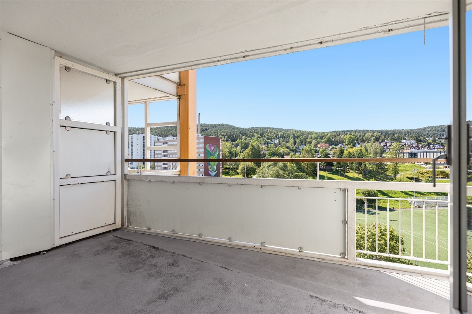 Leiligheten har en romslig balkong på ca. 9 kvm med lite innsyn og god plass til en koselig sittegruppe. Galleribilde