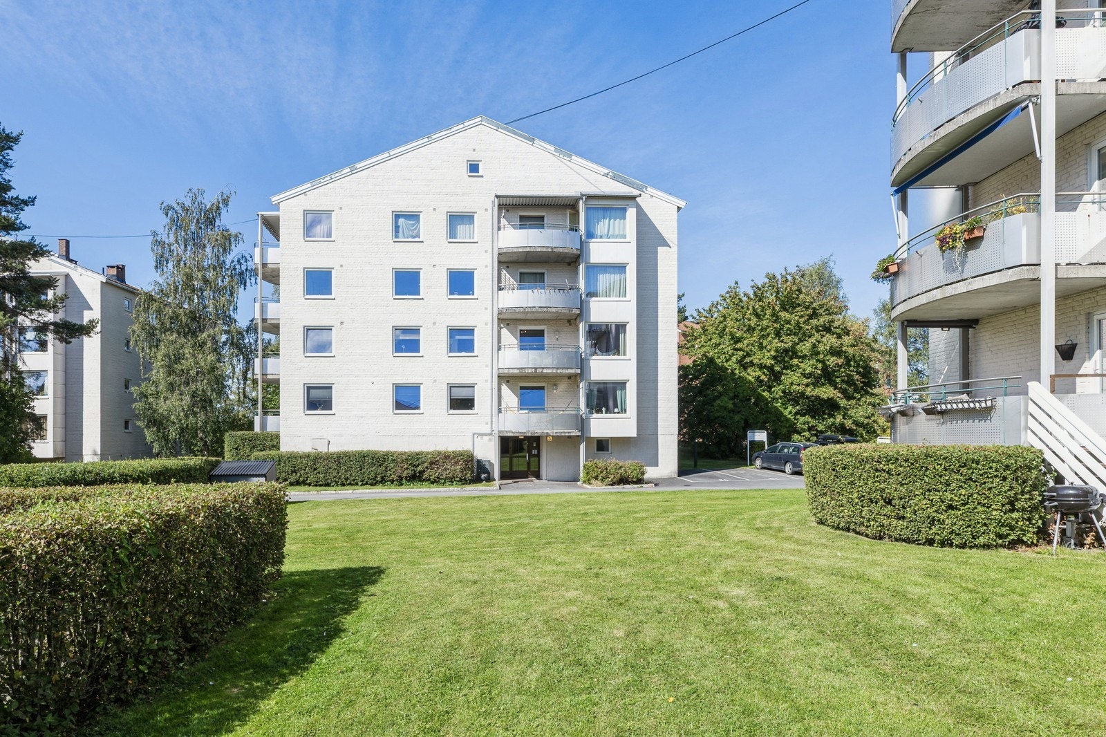 Rolig beliggenhet i etablert nabolag med kort vei til både natur og by. Galleribilde