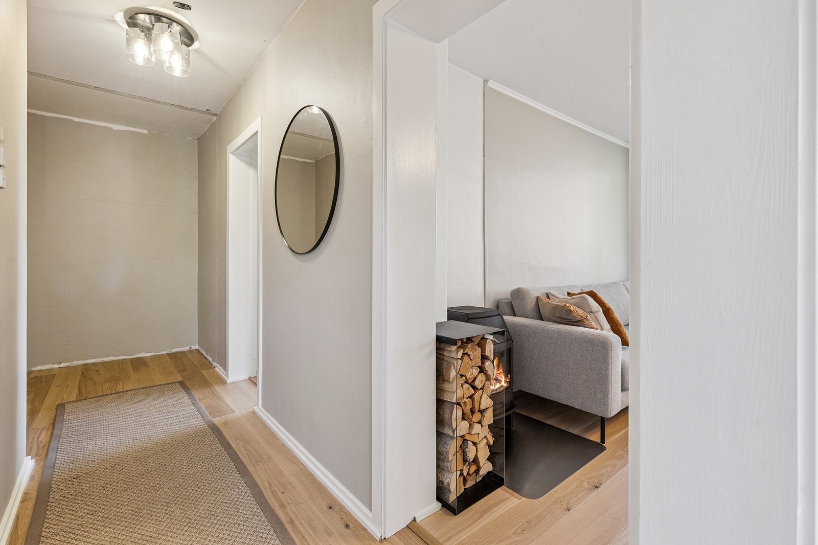 Velkommen inn – romslig entré med gjennomført stil. Galleribilde