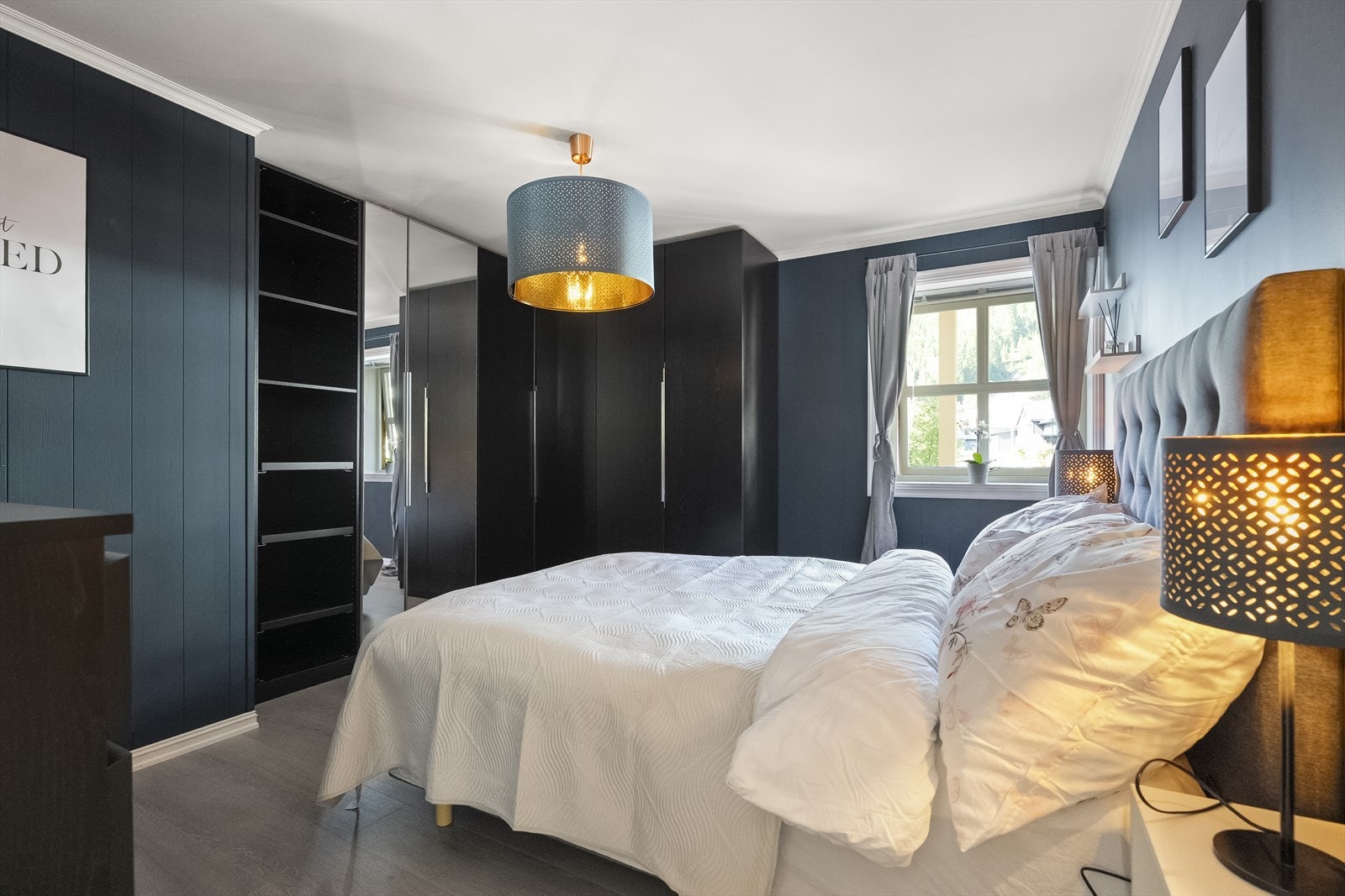 - Romslig soverom med god plass til dobbeltseng - Galleribilde