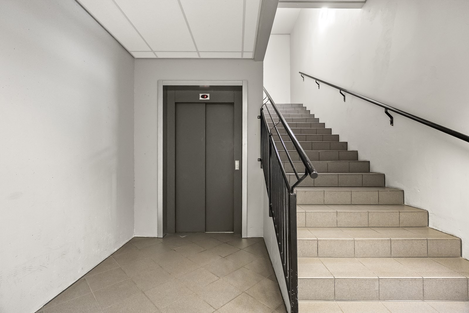- Det er heis i bygget som stopper rett utenfor leiligheten - Galleribilde