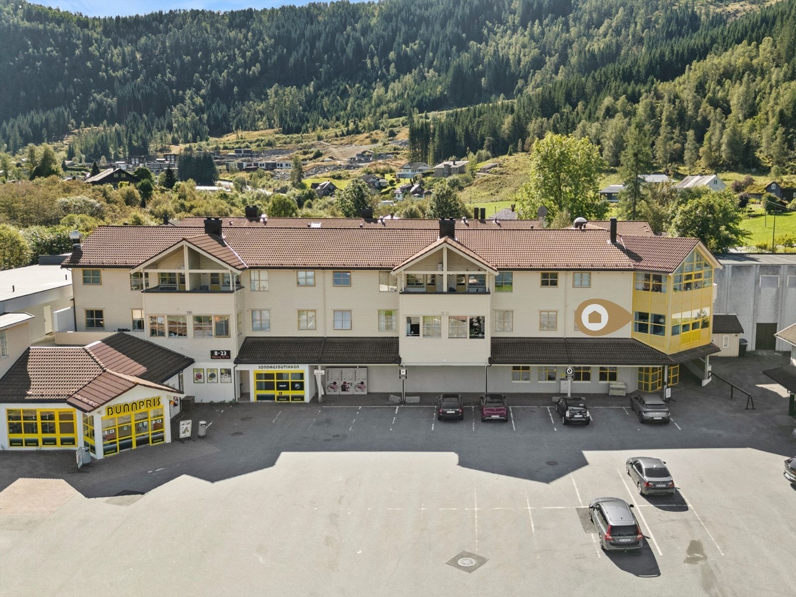 - Leiligheten ligger i byggets 2.etg i ende. Herfra er det kort avstand til fine turområder, blant annet til Hafstadfjellet og Viefjellet - Galleribilde