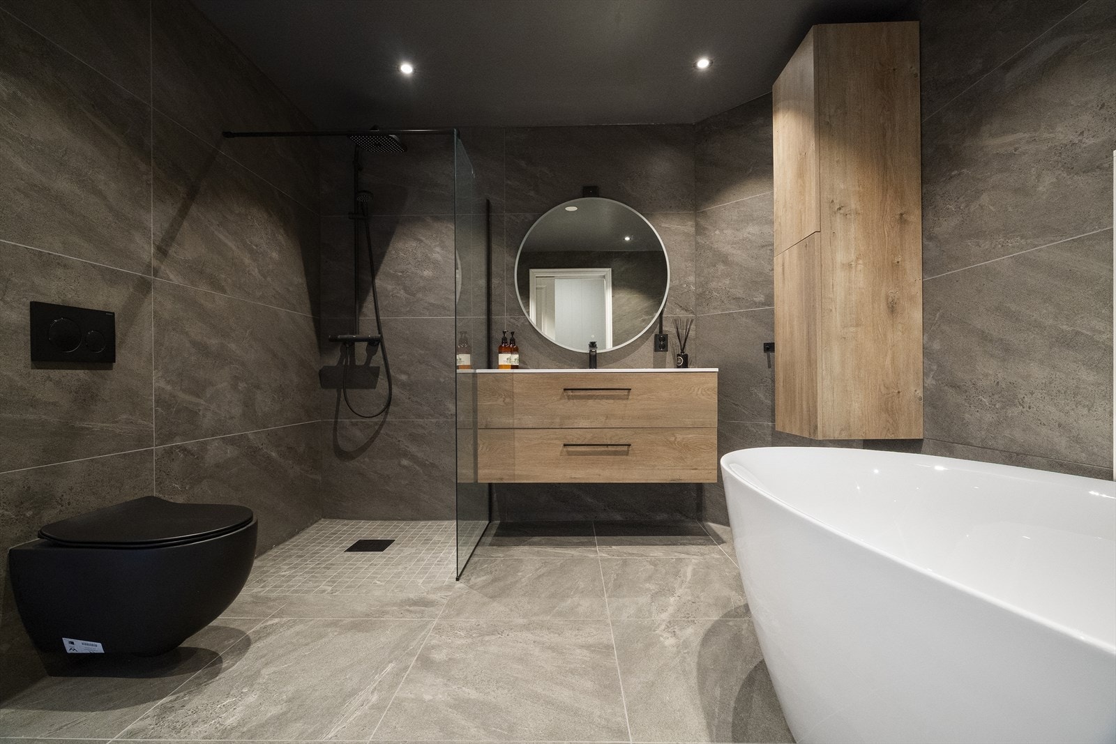 - Badet er helfliset med gulvvarme og malt gips i himling med downlights. Her får du virkelig spafølelsen - Galleribilde
