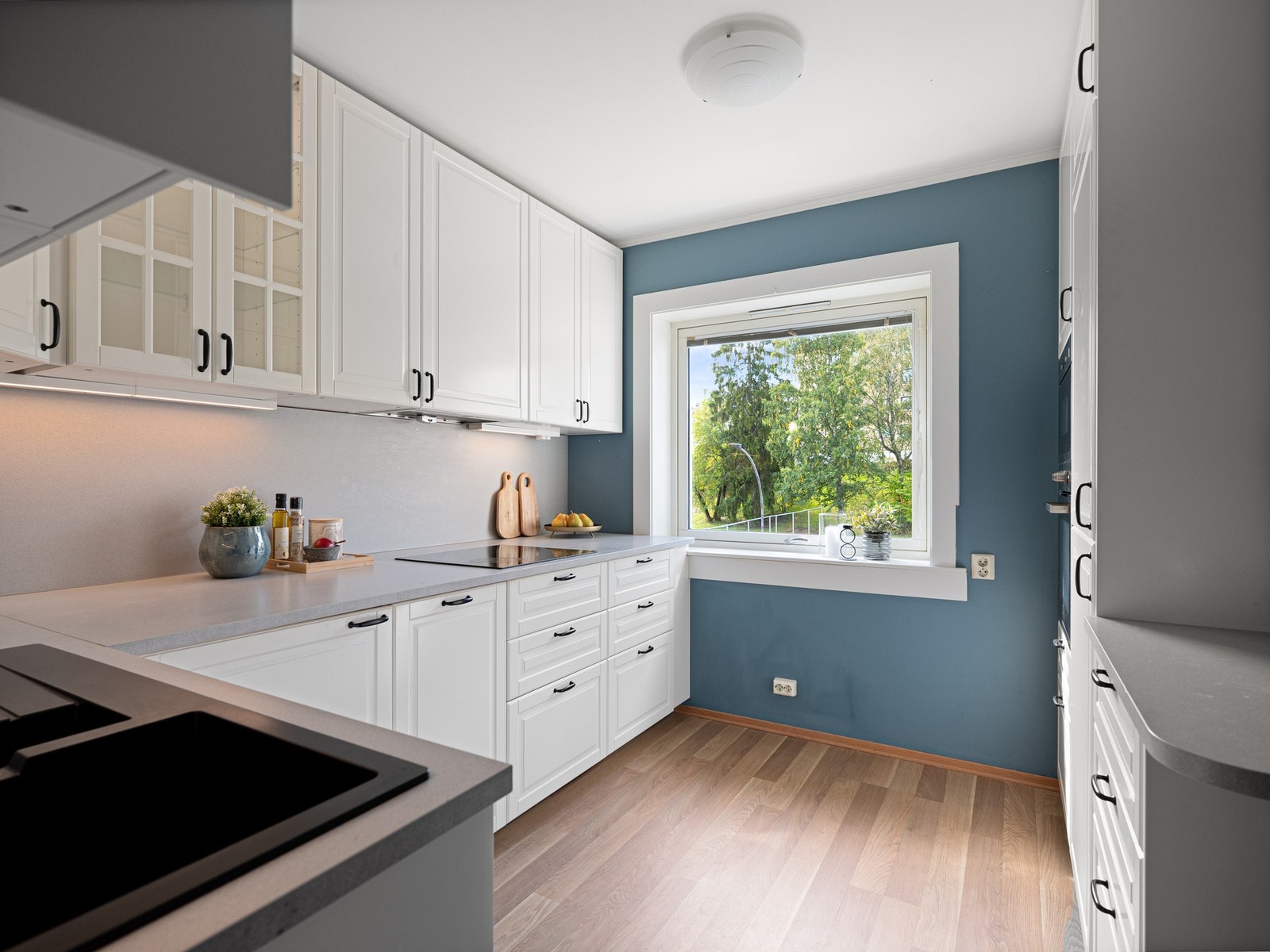 Klassisk hvitt kjøkken med sorte håndtak fra IKEA montert sommeren 2018 Galleribilde