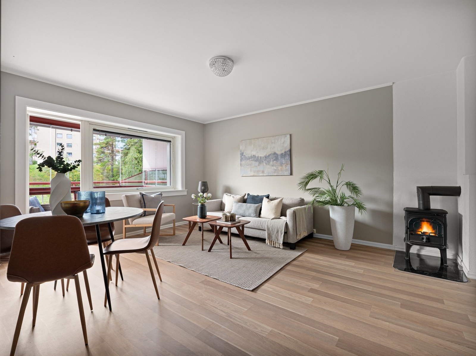 Her får du en romslig stue med plass til både sofagruppe med tilhørende møblement og spisegruppe. Galleribilde